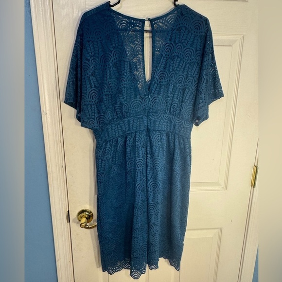 FRANCESCA’S Tori Blue lace shift dress - Picture 2 of 6